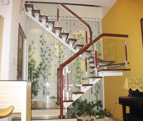 Cầu thang kính cường lực trụ cao 01