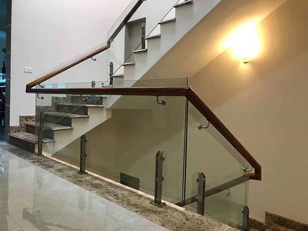 lắp đặt lan can cầu thang kính tại Hải Phòng