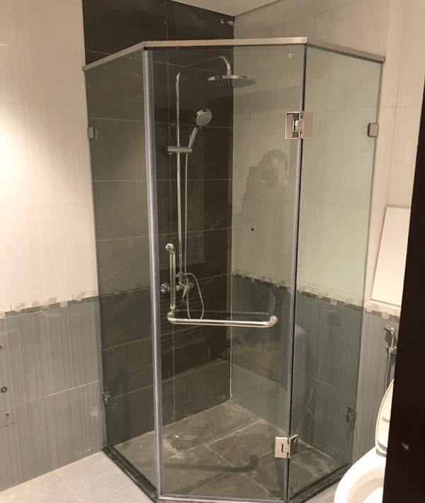 mẫu phòng tắm kính 135 độ
