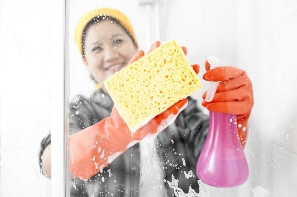 Rửa kính phòng tắm