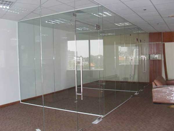 kính cường lực phản quang 1 chiều