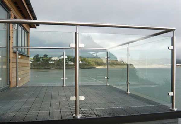 lan can kính cường lực inox