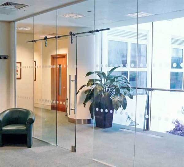 vách ngăn phòng khách bằng kính cường lực