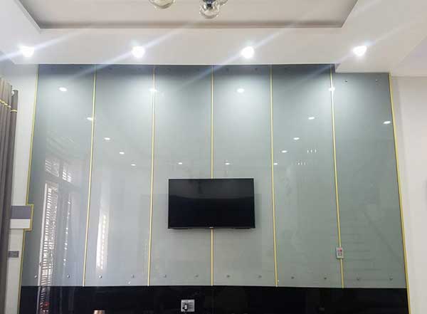 kính ốp tường cường lực phòng khách gia đình