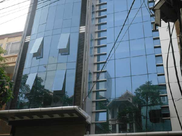 báo giá thi công kính phản quang