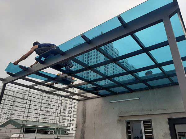 báo giá thi công mái kính cường lực