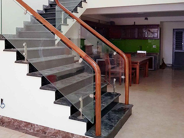 Đơn vị uy tín chuyên làm cầu thang kính tại Thủy Nguyên
